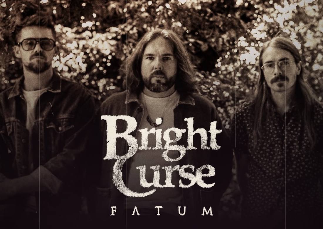 Les trois musiciens de Bright Curse devant un feuillage, en noir et blanc sépia